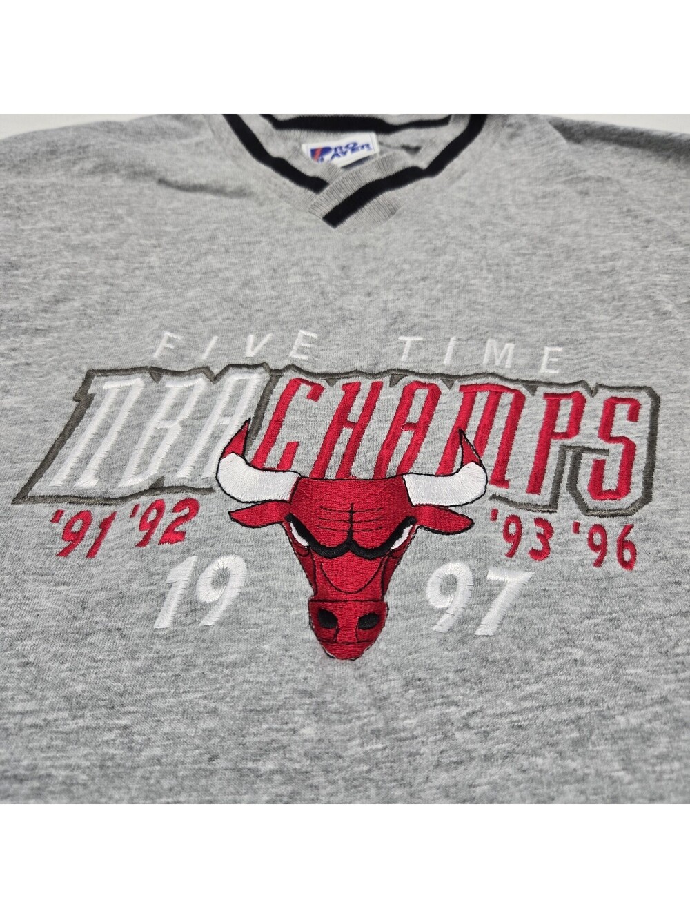 EUC Sz LARGE Vintage Pro Player Chicago Bulls 97' Embroidered T-Shirt Grey Black